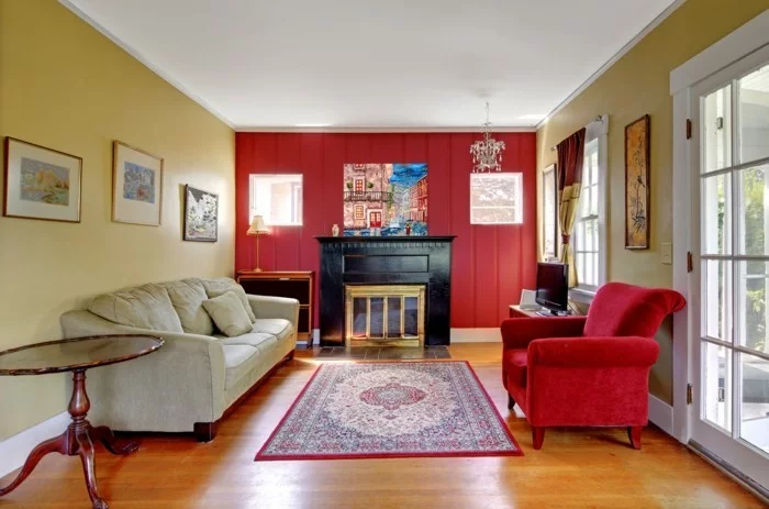wohnungseinrichtung wohnzimmer hellgelbe wand roter sessel runder beistelltisch
