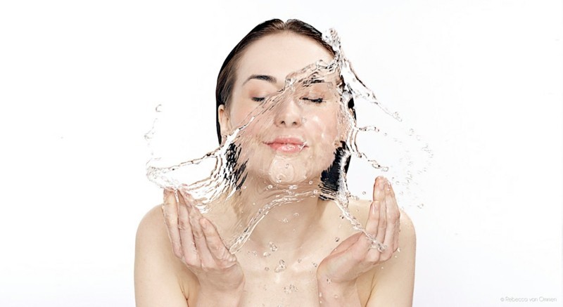 geschwollene-augen-gesundheitstipps-naturliche-mittel-wasser-erfrischung