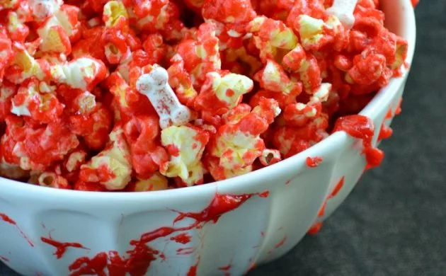 halloween-ideen-blutiges-popcorn-schale