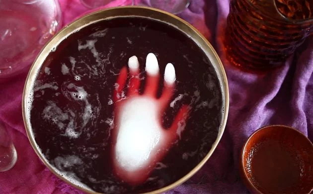 halloween-ideen-eingefrorene-pudding-hand-rote-grütze