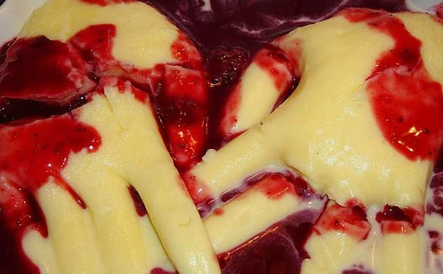 halloween-ideen-eingefrorene-pudding-hand-rote-grütze