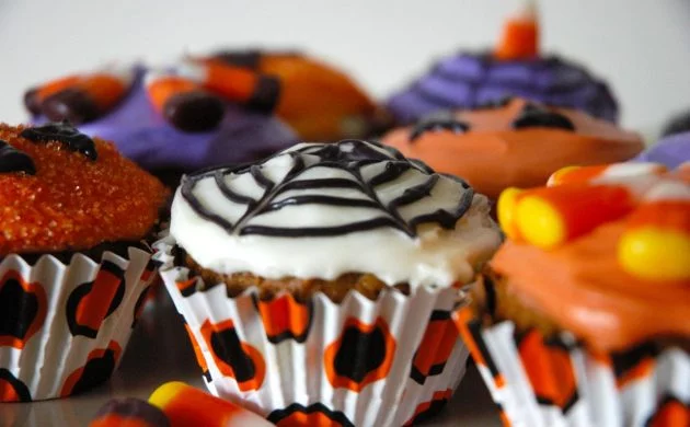 halloween-ideen-kurbis-cupcakes-mit-saure-2