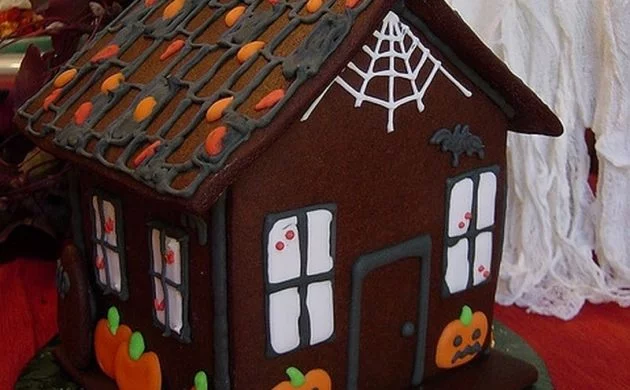 halloween-ideen-lebkuchenhaus-kürbise