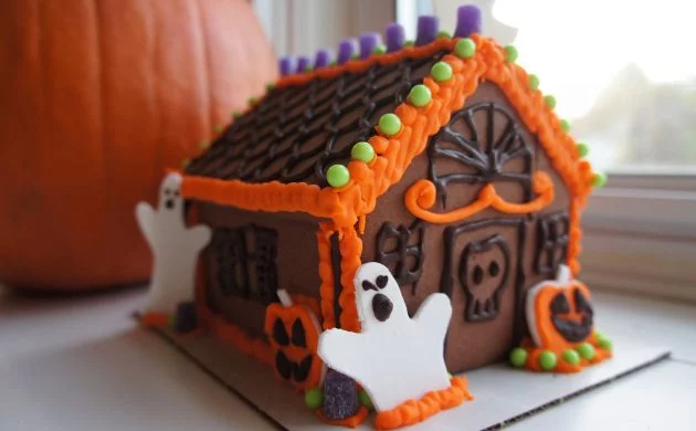 halloween-ideen-lebkuchenhaus-geister