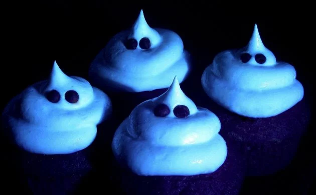 halloween-ideen-leuchtende-kekse-blau