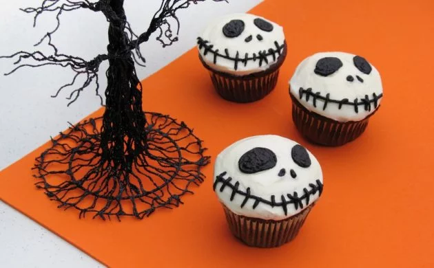 halloween-ideen-totenkopf-cupcakes-mini