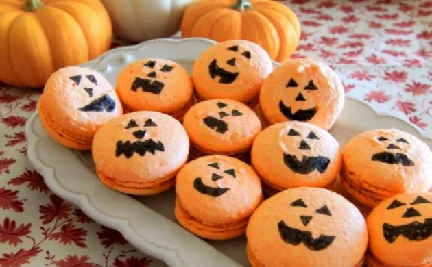 halloween-ideen-totenkopf-cupcakes-macarons-kürbise