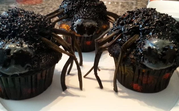 halloween-ideen-totenkopf-cupcakes-spinne-ekelhaft