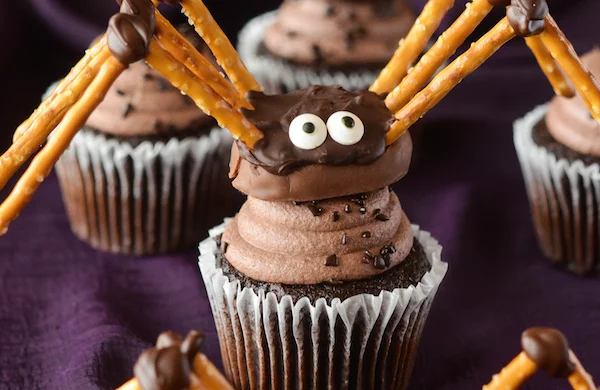 halloween-ideen-totenkopf-cupcakes-spinne-salzstangen