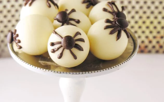 halloween-ideen-totenkopf-cupcakes-spinneneier-edel