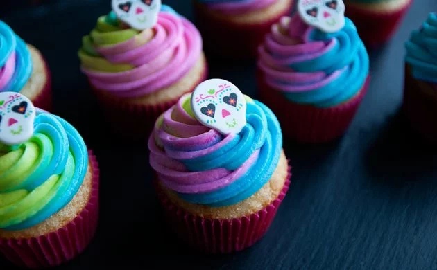 halloween-ideen-totenkopf-cupcakes-bunt