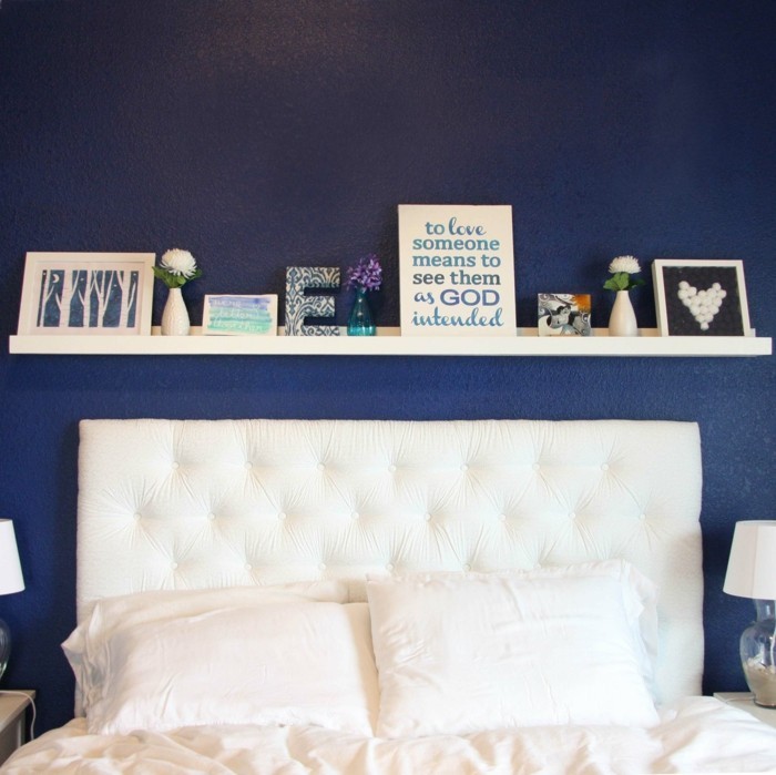 bilderleisten wohnideen schlafzimmer blaue schlafzimmerwand weiße bettwäsche