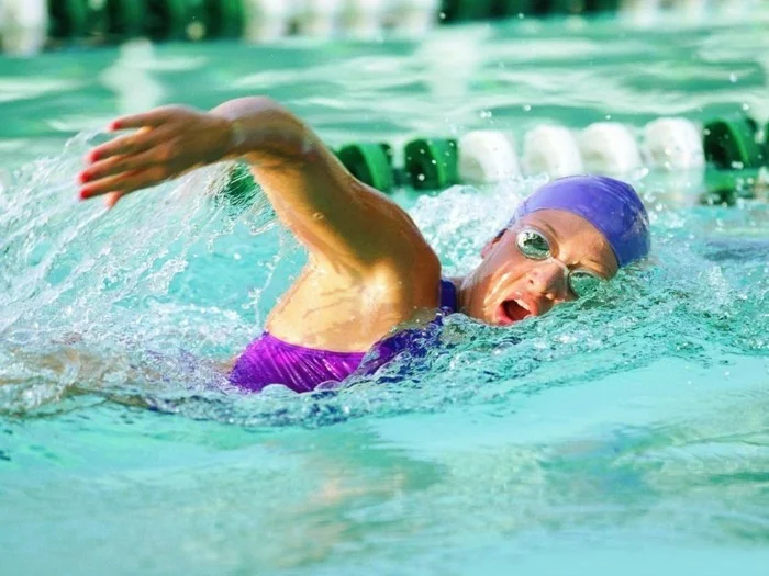 gesund abnehmen tipps sport treiben schwimmen