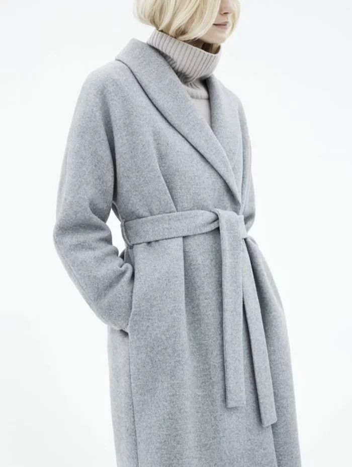 grauer mantel outfit- wintermode trends damenmantel mit gurtel