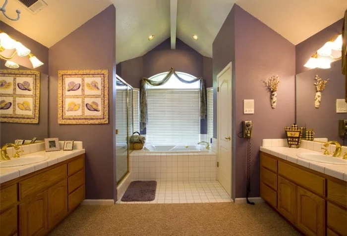 hausrenovierung bodenbelag teppich badezimmer eingebaute badewanne wandfarbe lila