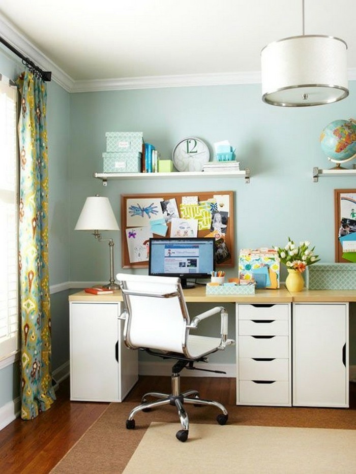 home office einrichten stauraum hellgrüne wandfarbe schönes gardinenmuster