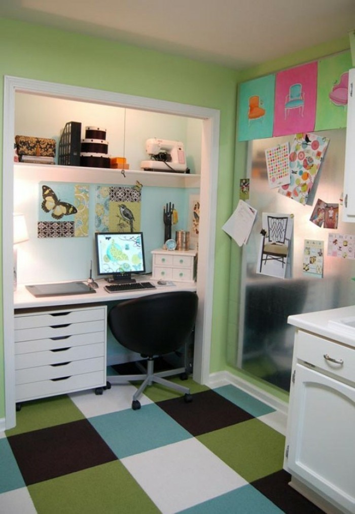 moderne inneneinrichtung home office bodenbelag farbig weiße möbel