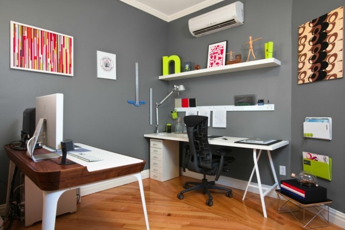 moderne inneneinrichtung home office graue wand weiße wandregale