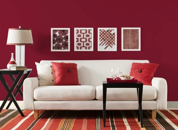wohnideen wohnzimmer rote wände weißes sofa streifenteppich