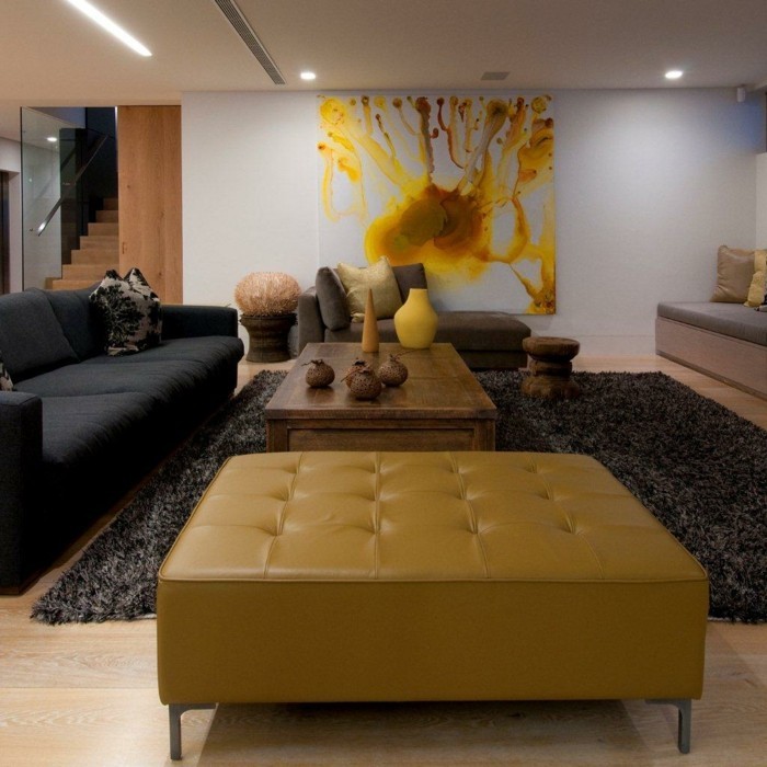 wohnzimmer gestaltung gelbe akzente schwarzes sofa teppich feng shui