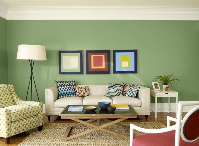 wohnzimmer gestaltung grüne wände dekokissen sisalteppich