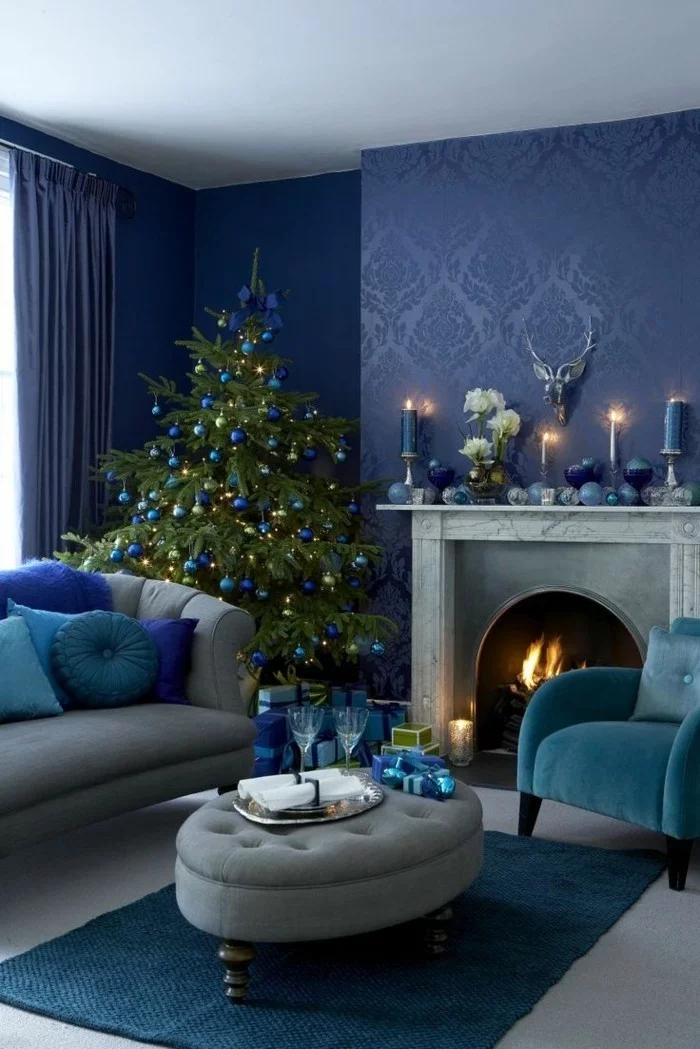deko zu weihnachten wohnzimmer blaue tapete weihnachtsbaum
