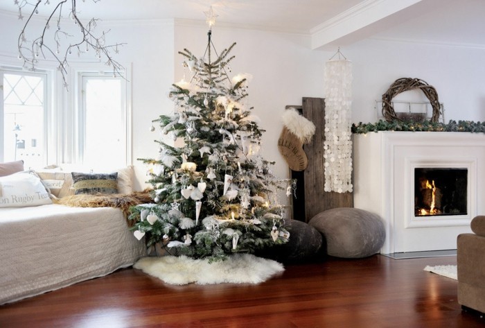 deko zu weihnachten wohnzimmer weihnachtsbaum kamin weisser teppich