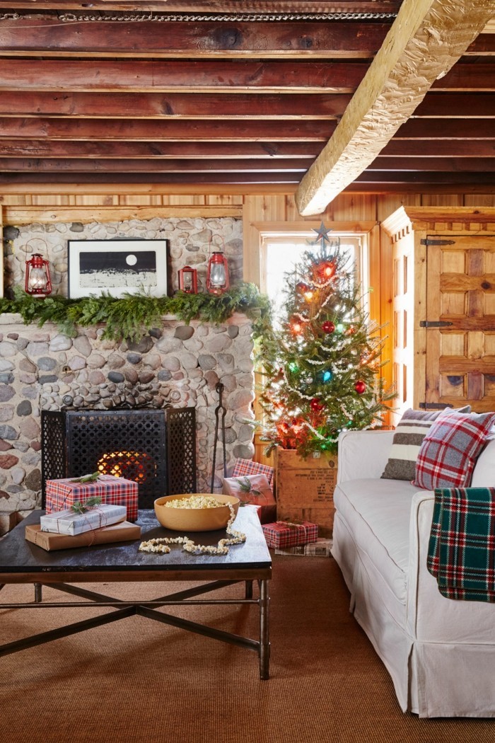 wohnzimmer gestalten dekoideen weihnachten landhausstil weihnachtsbaum steinwand