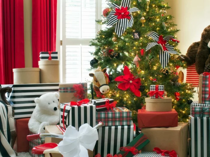 wohnzimmer gestalten dekoideen weihnachten weihnachtsbaum geschenke