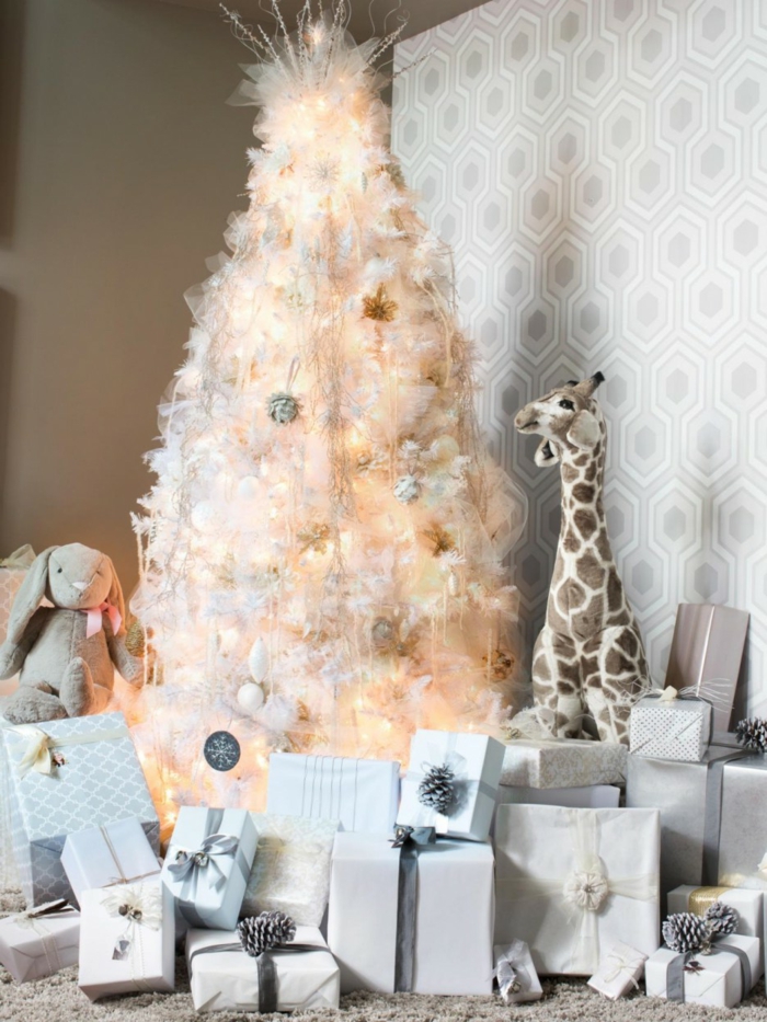 inneneinrichtung wohnzimmer weihnachten schoener weihnachtsbaum helle tapete viele geschenke