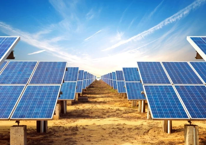 klimaneutraler urlaub fliegen solaranlagen photovoltaik