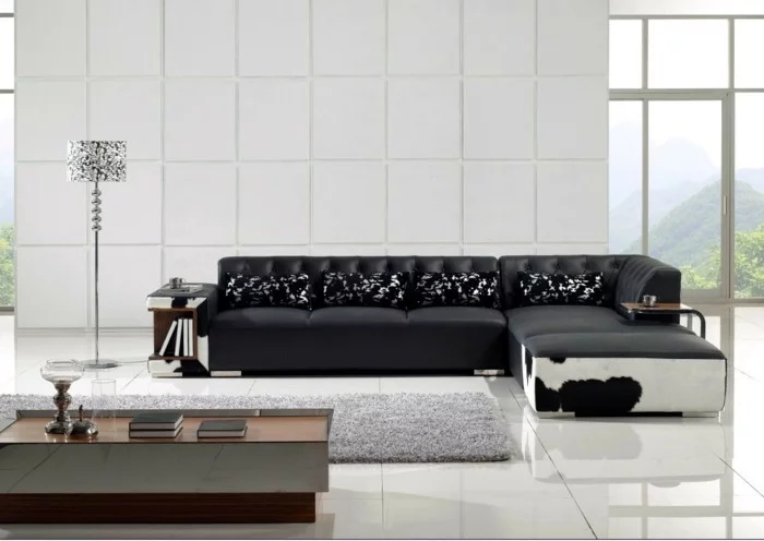 moderne sofas gepolstert ledercouch schwarz tierprints kissen hochflorteppich