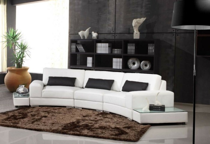moderne sofas gepolstert ledercouch weiss schwarze kissen brauner teppich stehlampe