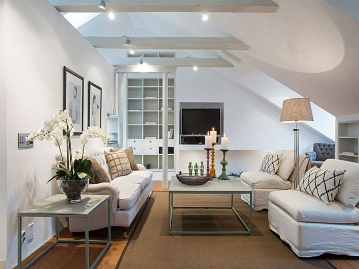 moderne sofas helle wohnzimmermoebel dekokissen orchidee