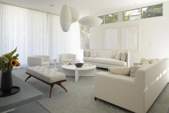 moderne sofas weisse wohnzimmermoebel teppich luftige gardinen