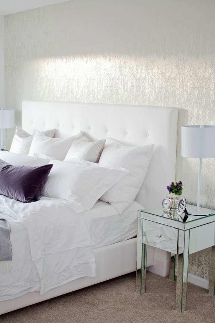 schlafzimmergestaltung weisse bettwaesche teppichboden lila akzente