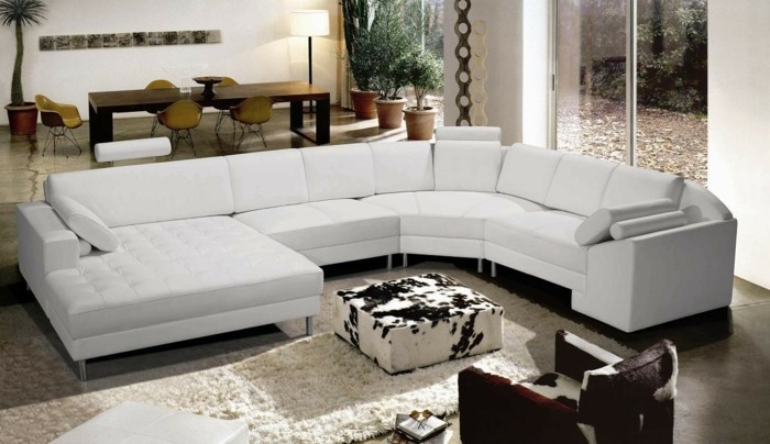 schoene sofas weisses design moebel kuhfell offener wohnplan