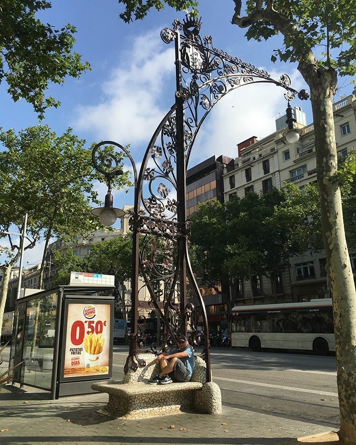 sitzbank ausgefallene stadtbank barcelona strassenlampe