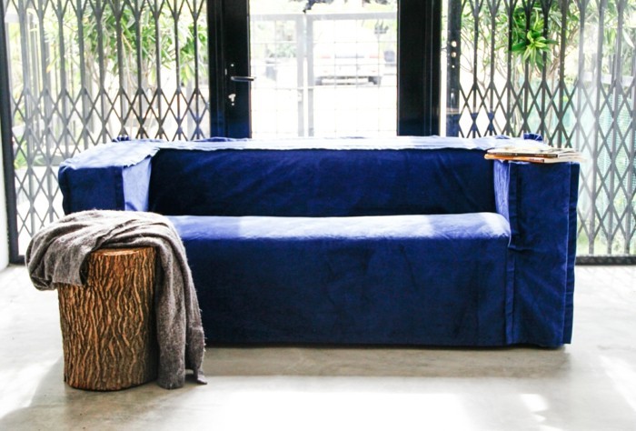 wohnideen wohnzimmer blauer sofabezug beistelltisch gemuetlich