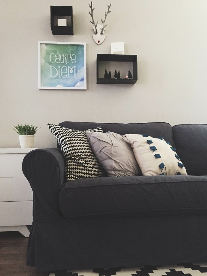 wohnideen wohnzimmer dunkkler sofabezug textilien muster schwarz weiss
