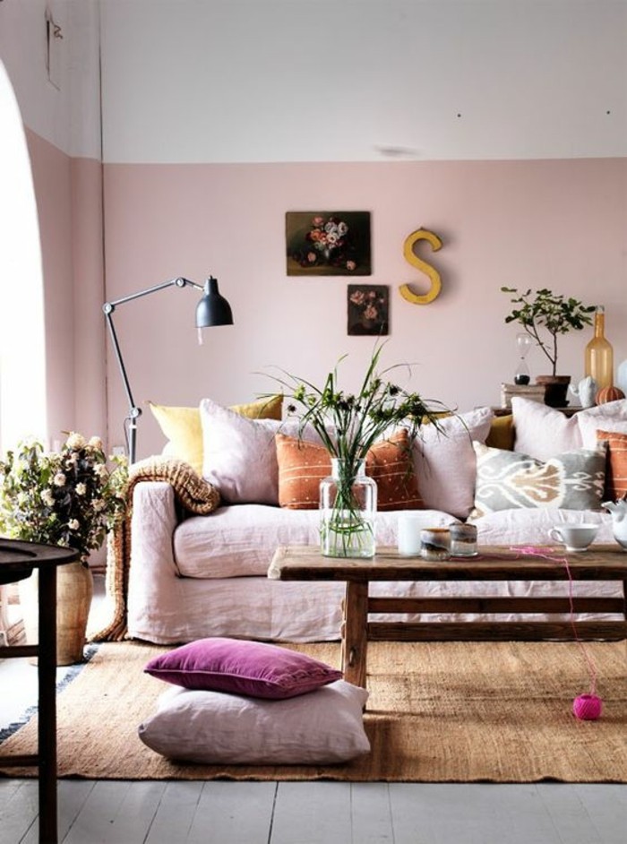 wohnideen wohnzimmer hellrosa sofabezug rosa waende bodenkissen