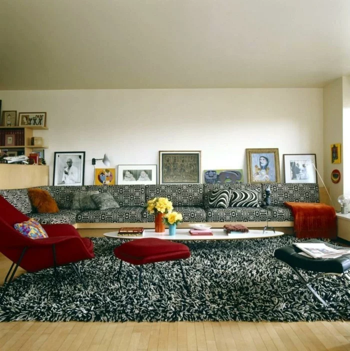 wohnideen wohnzimmer rote akzente grauer teppich muster
