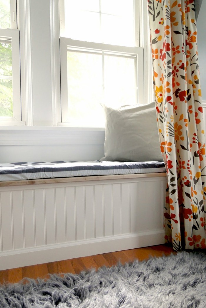 wohnideen wohnzimmer sitzbank gemuetlich grauer teppich farbige gardinen
