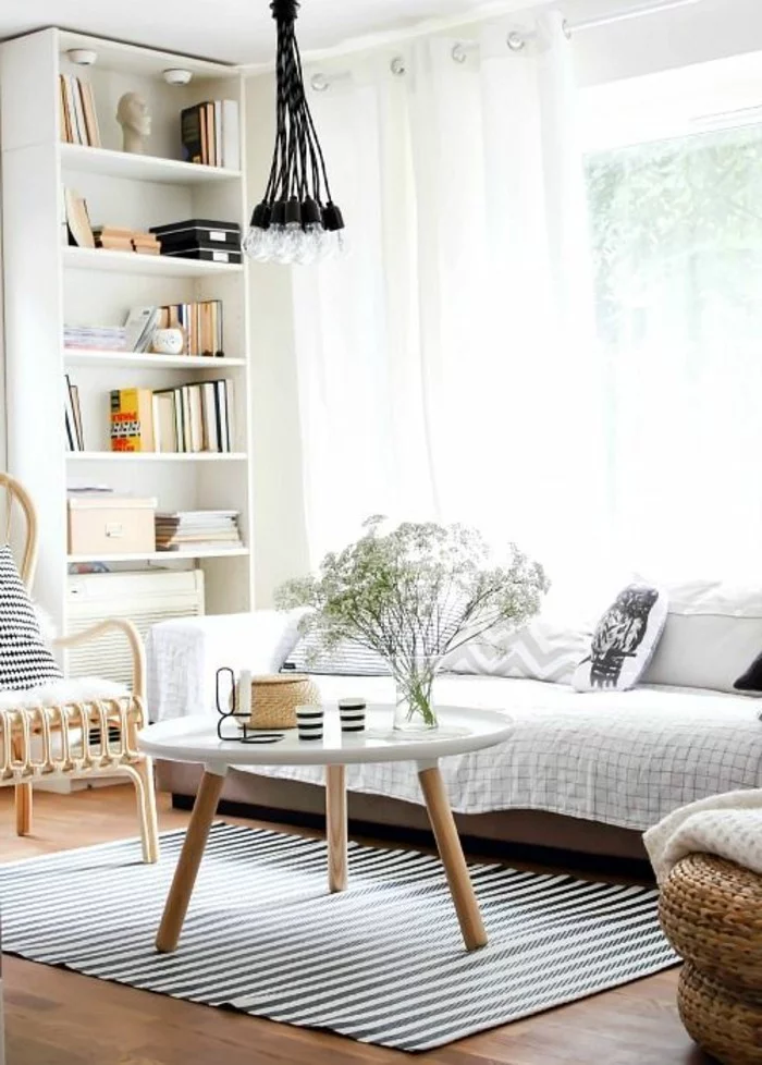 wohnideen wohnzimmer sofabezug streifenteppich coole lampe