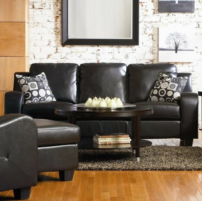 moderne sofas schwarzes ledersofa beiger teppich dekokissen dekoideen