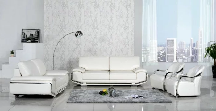 moderne sofas weisses ledersofa grauer teppich schoene akzentwand bodenfliesen