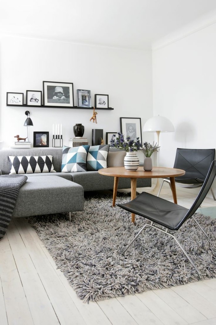 sofa stoff graues sofa teppich dekokissen geometrische muster