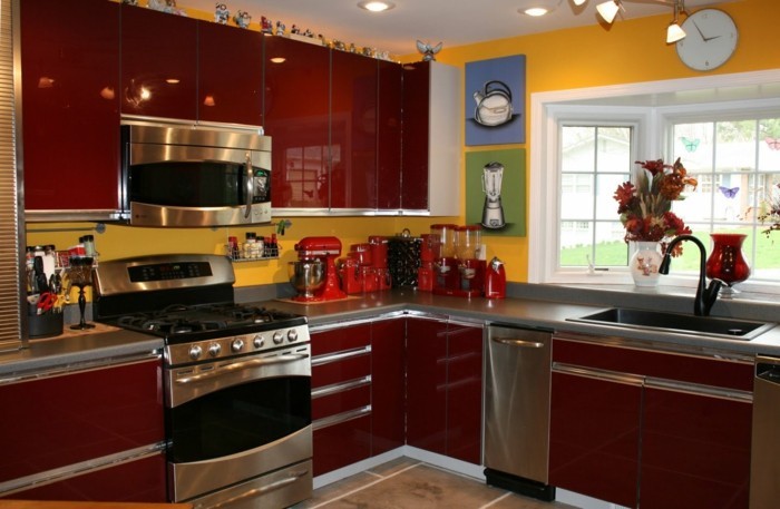 bunte küche gelbe wände dunkelrote küchenschränke schöne wandbilder