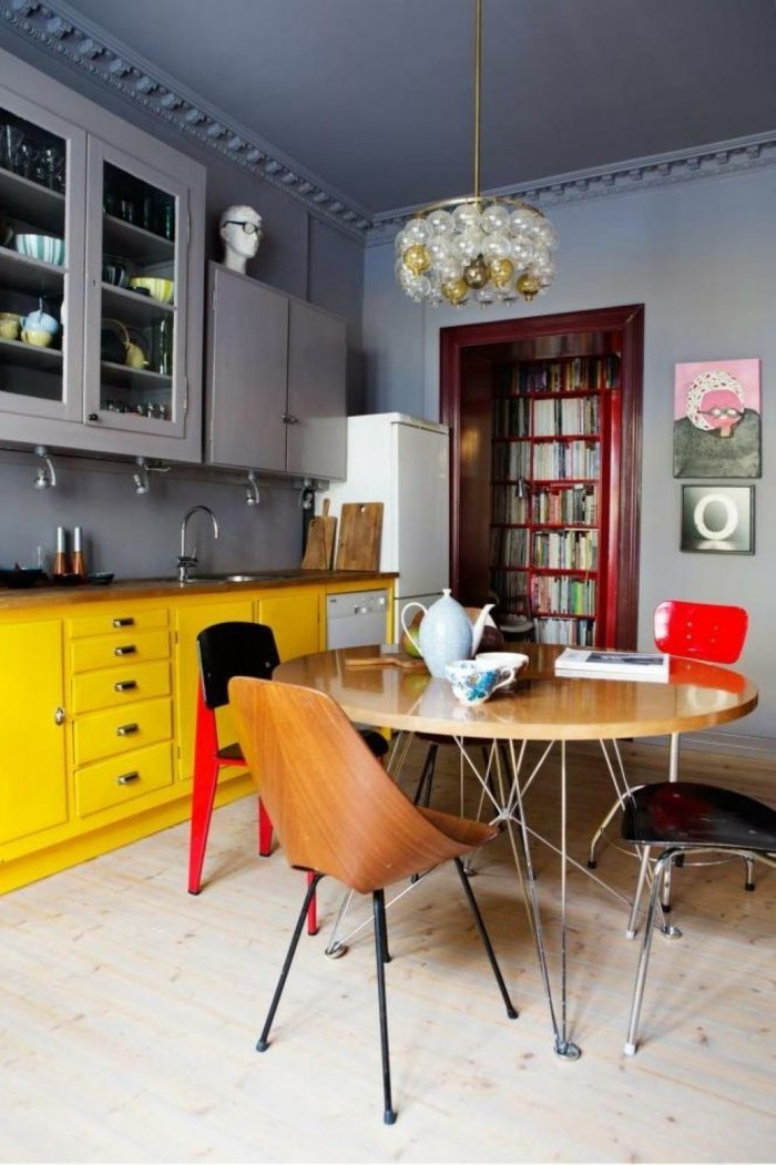 bunte küche ideen gelbe küchenschränke esstisch stühle
