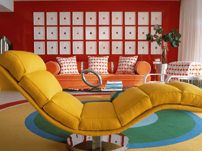 bunte möbel einrichtungsideen gelber stuhl rote wand oranges sofa